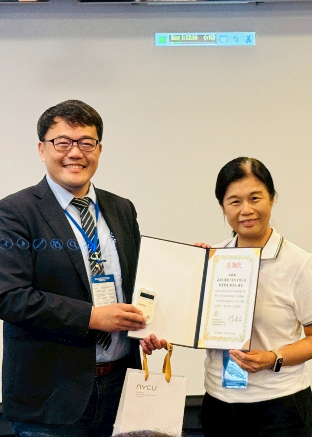 由本院醫技系孫光蕙教授代表致贈感謝狀