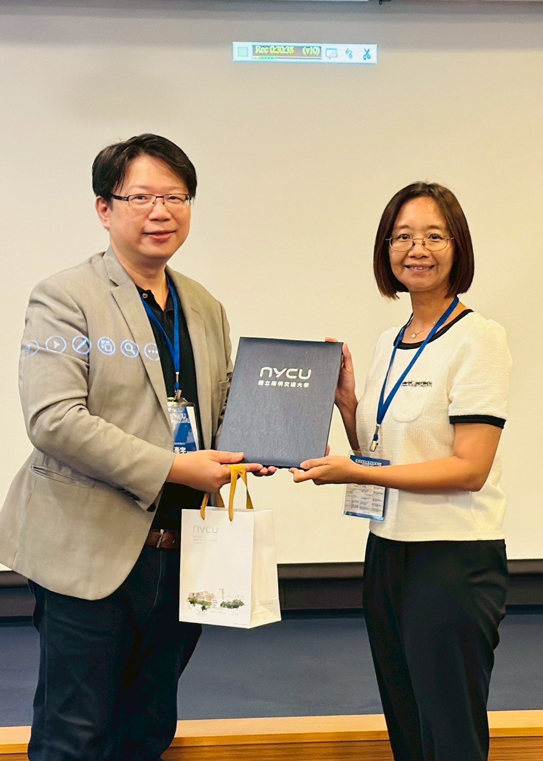 醫學院郭萬祐醫師透過螢幕遠端演講