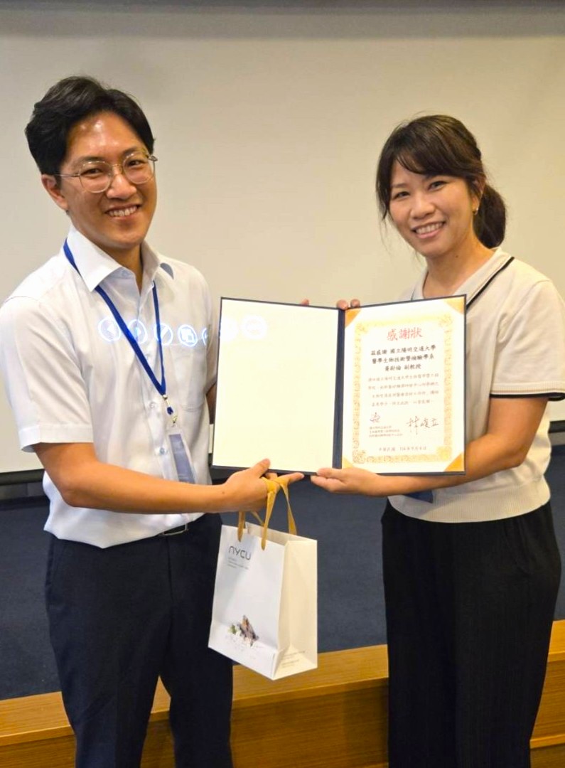 由本院醫技系洪小雅助理教授代表致贈感謝狀