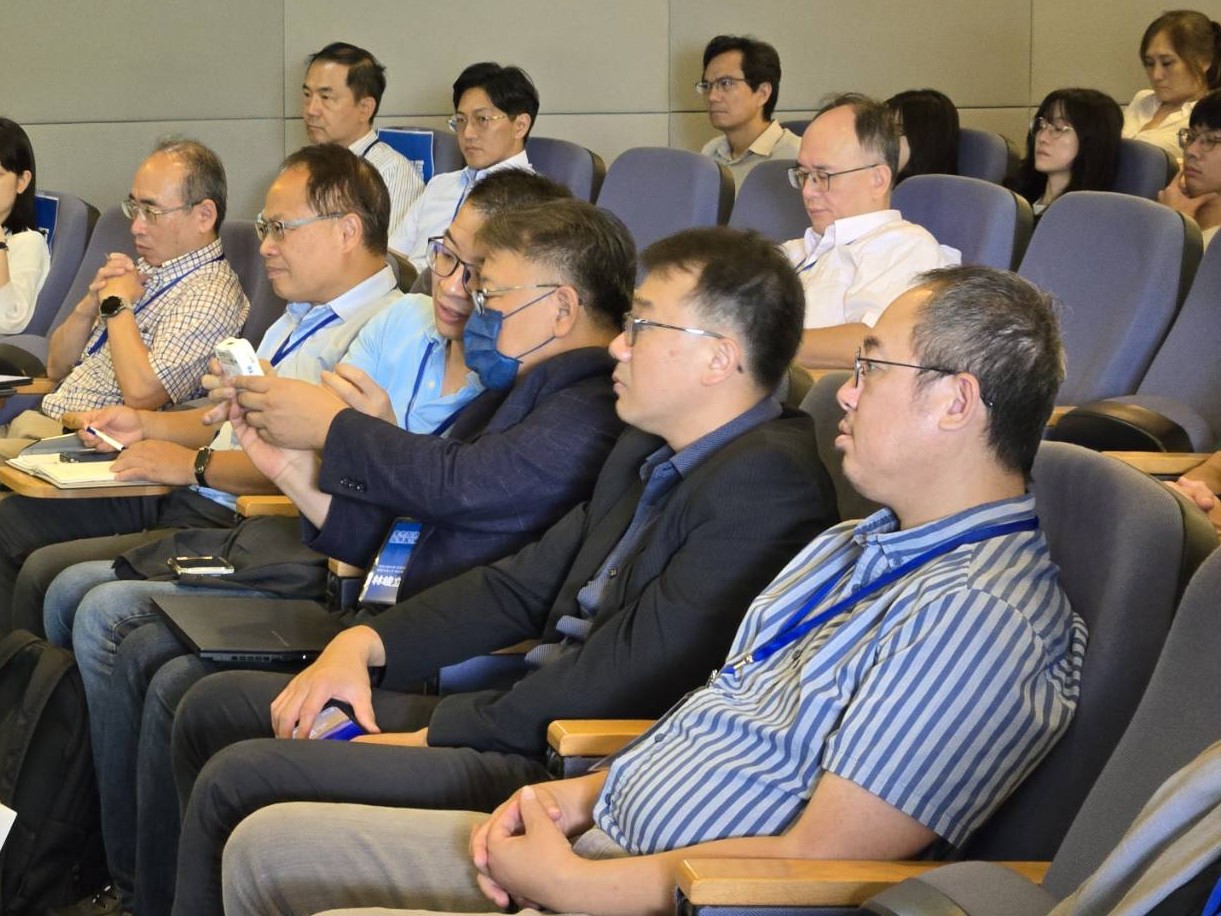 產業講者帶來產品實物展示，學界與會者討論熱烈