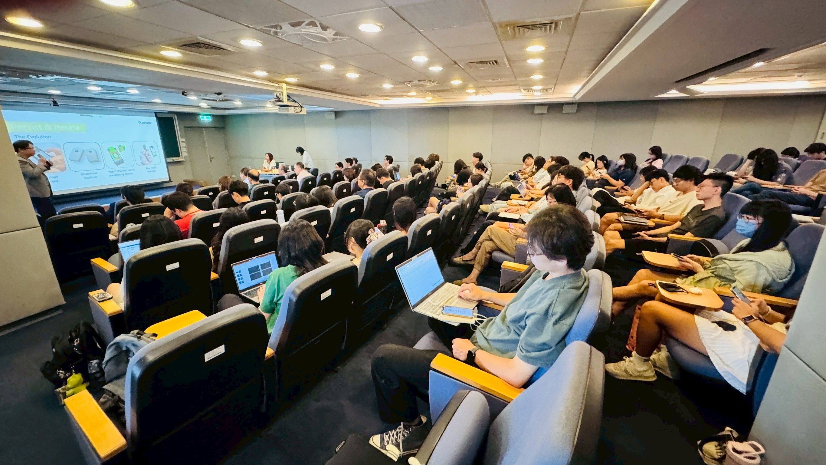 生醫感測近幾年的應用與發展極具話題，會場近乎滿席