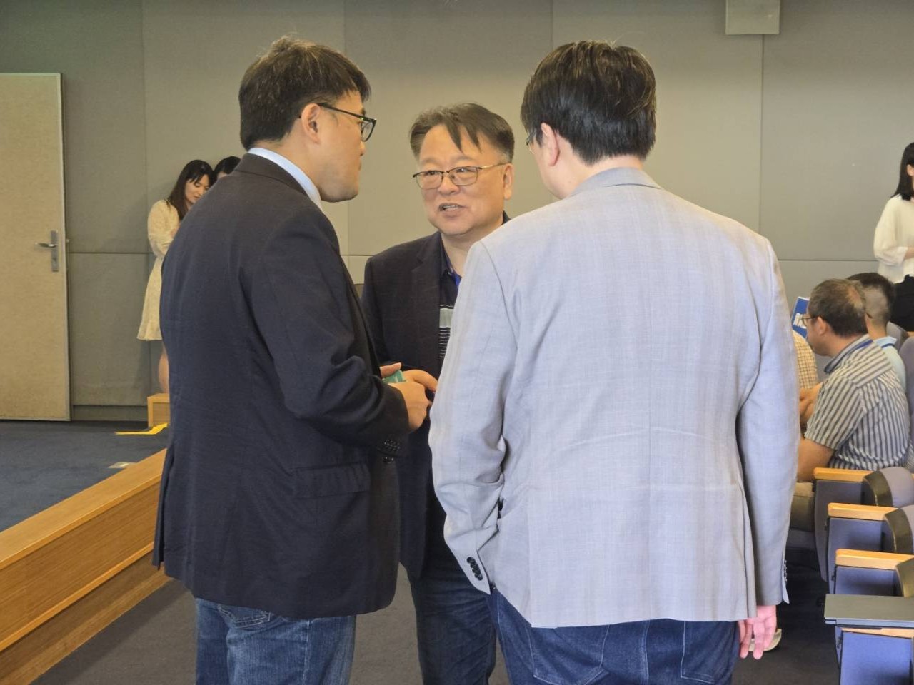 林峻立院長與兩位產業界講者熱烈討論