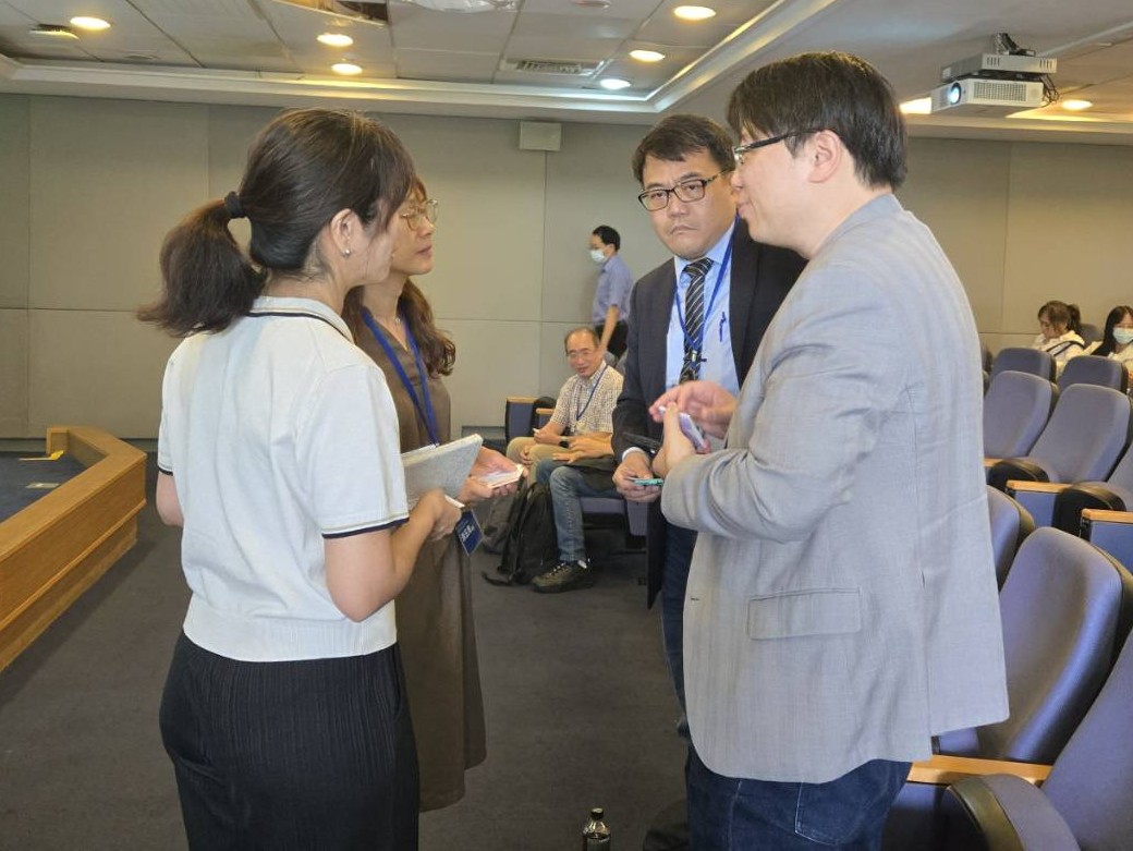 兩位產業界講者與醫技系老師們於會後交流